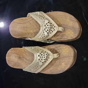 Orthaheel (now Vionic) gold thong sandals, style Allegre, size 6